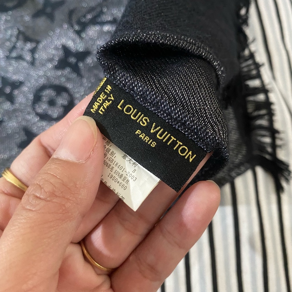 LV monogram shine shawl - Picture 5 of 7